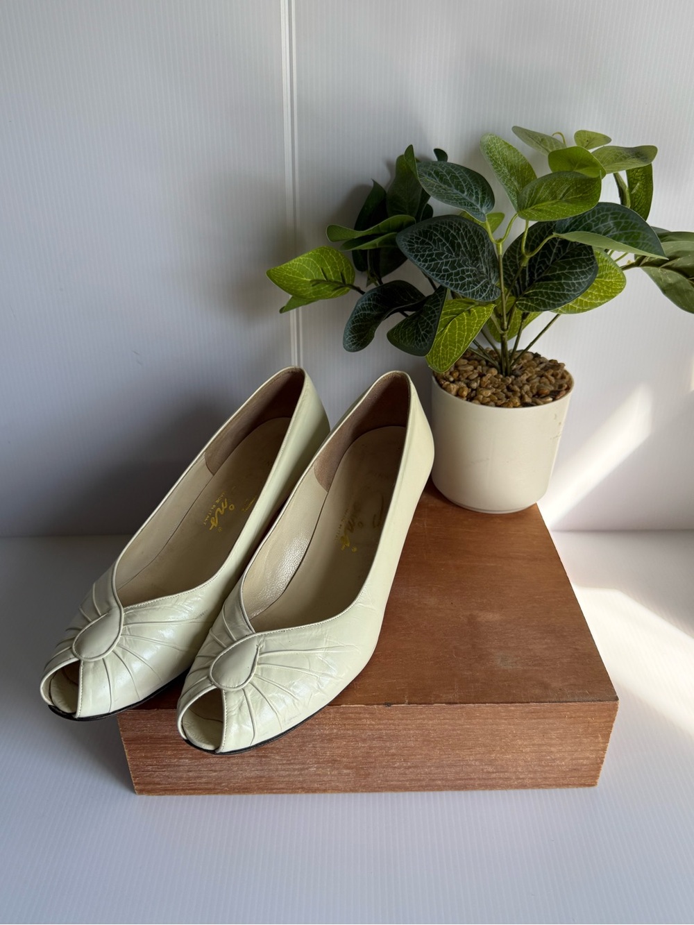 Vintage Italian Leather  Peep-Toe Pumps in Cream
